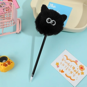 Dettaglio di una penna a sfera in peluche nero con occhi grandi su sfondo blu