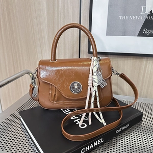 Piccola Borsa A Mano Quadrata Retrò Da Donna In Pelle PU Lucida Borsa A Tracolla Con Chiusura In Metallo E Ciondoli
