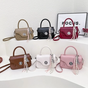 Mini borse a tracolla in sei colori con chiusura ad anello e ciondoli da tennis
