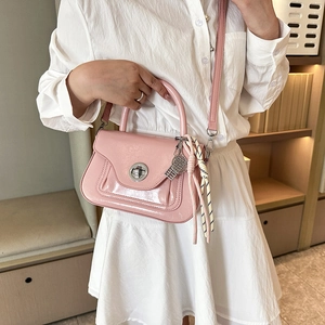 Borsa a mano in vernice rosa lucida con chiusura argento e ciondolo decorativo