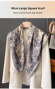 Détail du carré de soie 90cm à motif Toile de Jouy bleu sur un costume beige