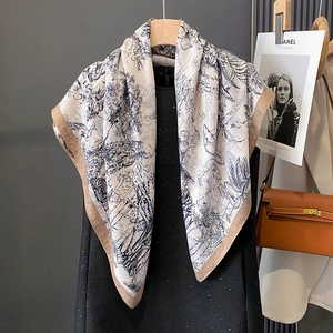 Écharpe artistique à double face imprimé floral portée en châle avec motifs botaniques bleu foncé