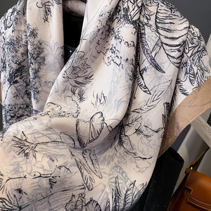Écharpe élégante imprimé Toile de Jouy bleu marine et beige en maille douce effet laine