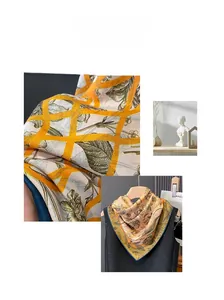 Détail d'un foulard en soie à fleurs avec carreaux jaunes et motifs de feuilles vintage