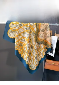 Détail du foulard imprimé floral double face avec des lignes géométriques jaunes élégantes