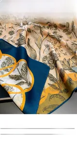 Détail du foulard vintage 90cm en polyester avec bordures roulées à la machine