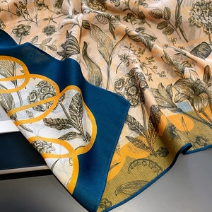 Élégant foulard en soie à fleurs avec lignes jaunes et bordure marine, vue drapée