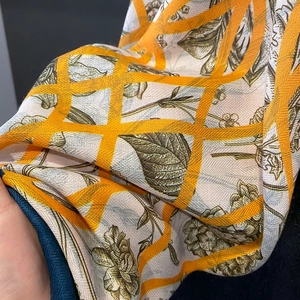 Écharpe en sergé à imprimé floral avec grille jaune et feuilles vertes sur fond beige