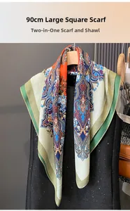 Détail du grand foulard carré de 90 cm en soie avec motifs ethniques et bordure verte