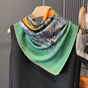 Châle de luxe en soie à motif paisley émeraude drapé sur une robe à paillettes chic