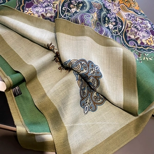 Écharpe double face imprimé paisley avec franges au toucher cachemire doux
