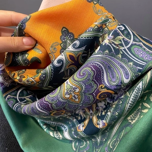 Gros plan sur l'écharpe paisley réversible montrant la texture sergée et les motifs colorés