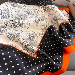 Foulard en soie à pois avec imprimés camélia et bordure orange vif élégante