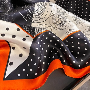 Carré en soie à pois et camélia avec design tricolore et bordure orange vive