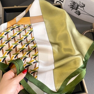 Premium zijden vierkante sjaal met geometrisch weefpatroon en gladde olijfgroene satijn