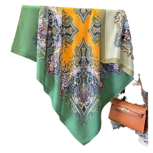 Élégant foulard en soie double face avec motifs paisley tons verts et oranges