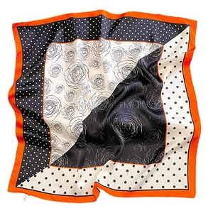 Carré en soie à pois et camélia avec bordure orange et imprimé floral élégant
