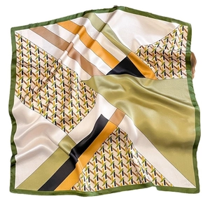 Elegante moerbeizijden vierkante sjaal met geometrische patchwork en olijfgroene glans