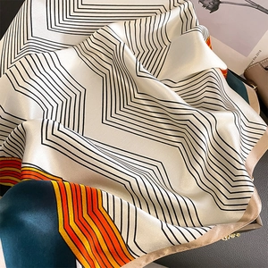 Carré de soie 100% mûrier élégant avec lignes géométriques et bordures contrastées chic
