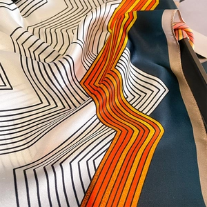 Carré de soie aux lignes géométriques et motif artistique coloré pour femmes élégantes