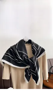 Vue détaillée d'une écharpe en satin à motif géométrique noir et blanc au fini soyeux