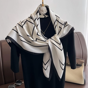 Carré de Soie Satiné Femme Imprimé Géométrique et Lettres Élégant Grand Foulard Cheveux pour Bureau Banquet Quotidien