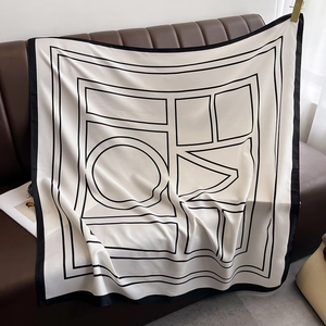 Carré en soie classique avec motifs géométriques noirs sur fond beige élégant