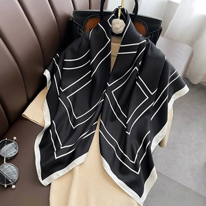 Carré de soie noir et blanc classique avec motif géométrique de losanges et bordures blanches