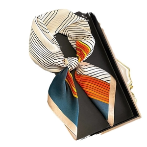 Élégant foulard carré en soie de mûrier 100% avec rayures géométriques et blocs colorés
