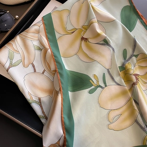 Eleganter Seidenschal mit Magnoliendruck und orangefarbenem Rollrand für Damen