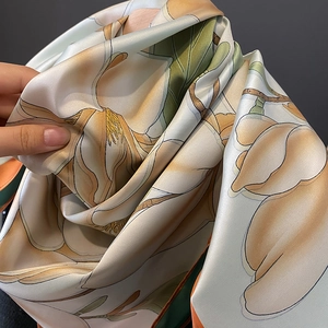 Eleganter Vintage Seidenschal mit doppelseitigem Magnolien-Print und Satenglanz