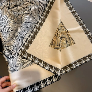 Elegante foulard in seta con motivo pied-de-poule e stampe geometriche di foglie