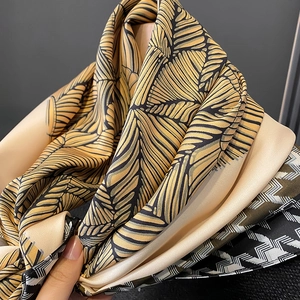 Lussuosa sciarpa di seta con stampa a foglie gialle e bordi geometrici a onde per donna