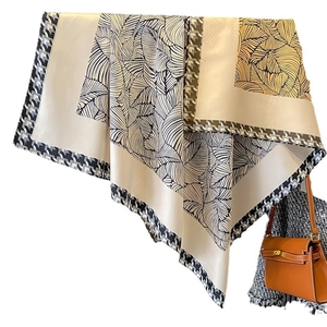 Elegante scialle in seta beige con bordo pied-de-poule grigio e motivi di foglie nere