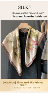 Dettaglio di un foulard quadrato 90x90cm in finta seta con eleganti stampe botaniche