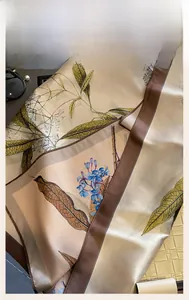 Dettaglio dell'orlo a macchina su un'elegante sciarpa in raso con motivi floreali chic