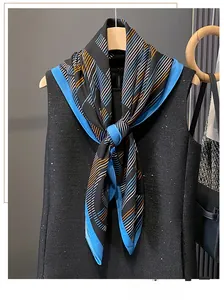 Detail eines gestreiften Schals auf Tweed-Top mit hochwertiger Satin-Textur-Ansicht