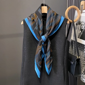 Eleganter geometrischer Streifenschal in Schwarz, Blau und Orange auf Tweed