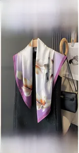 Détail d'un foulard en soie synthétique 90x90cm avec imprimé magnolia pour femme