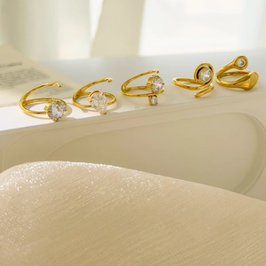 Set di anelli in titanio placcati oro 18K con pietre di zirconia tonde e a goccia