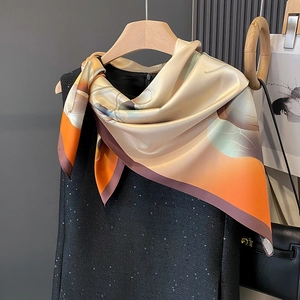 Élégant foulard en soie double face avec motifs floraux champagne et orange