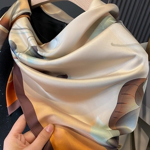 Détail de l'élégant foulard en soie à imprimé floral avec texture satinée lisse