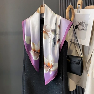 Élégant foulard en soie dégradé violet avec imprimé magnolia drapé sur une robe