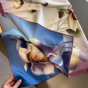 Vue détaillée d'une écharpe en soie à fleurs double face avec des bords roulés à la main