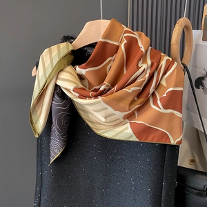 Sciarpa in seta con stampa camelia e motivo geometrico arancione e grigio su gruccia