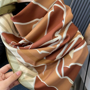 Sciarpa in seta con motivo geometrico astratto color caramello e drappeggio in raso
