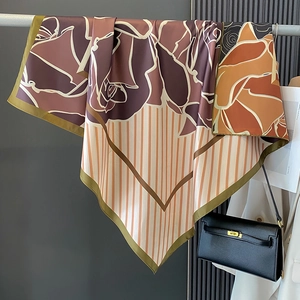 Elegante foulard di seta da donna con motivi floreali vintage e moderne strisce colorate