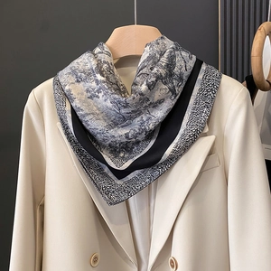 Carré en soie vintage à motif Toile de Jouy avec bordure noire sur blazer crème