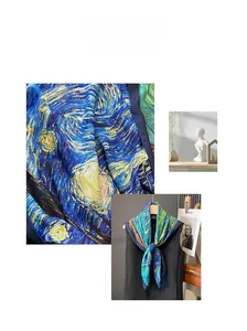Vue détaillée de la texture du foulard en soie imprimé Nuit Étoilée et drapé élégant