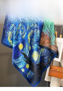 Détail d'un foulard en soie double face avec impression du tableau La Nuit Étoilée